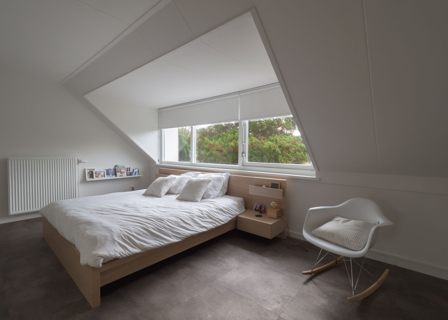 Modern & sfeervol interieur in vrijstaande woning, By Lilian By Lilian Bedroom لکڑی Wood effect