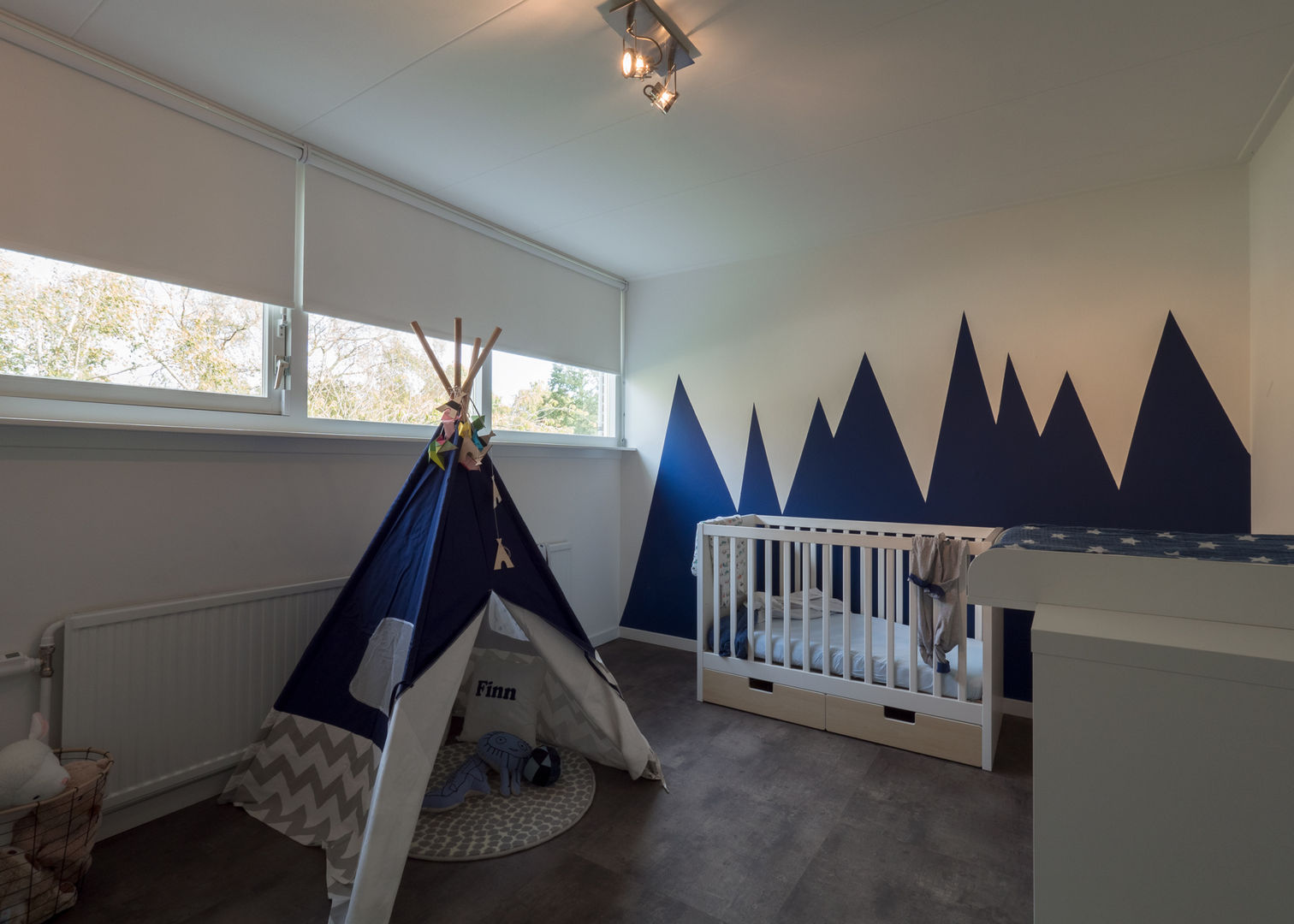 Modern & sfeervol interieur in vrijstaande woning, By Lilian By Lilian Baby room Solid Wood Multicolored