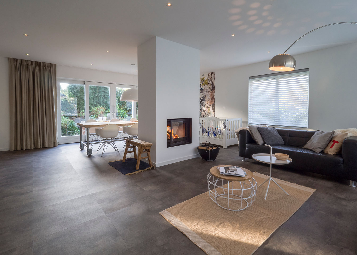 Modern & sfeervol interieur in vrijstaande woning, By Lilian By Lilian Modern living room Stone