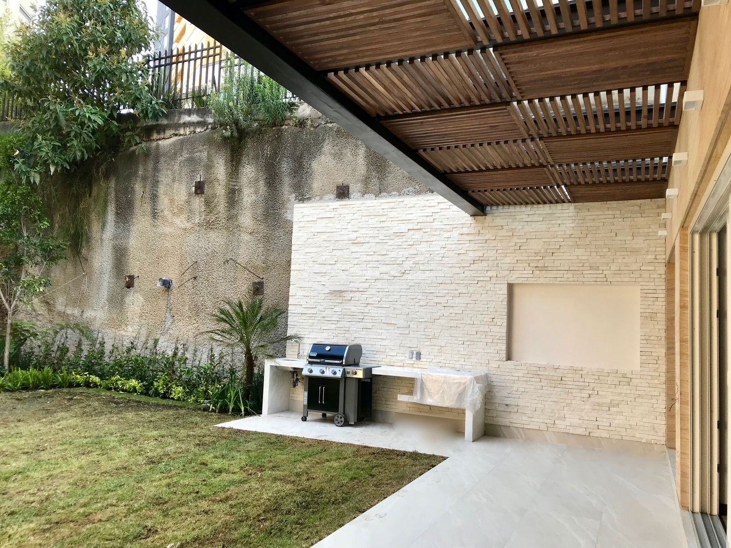 Casa en Villa Florence, Revah Arqs Revah Arqs Balcones y terrazas modernos