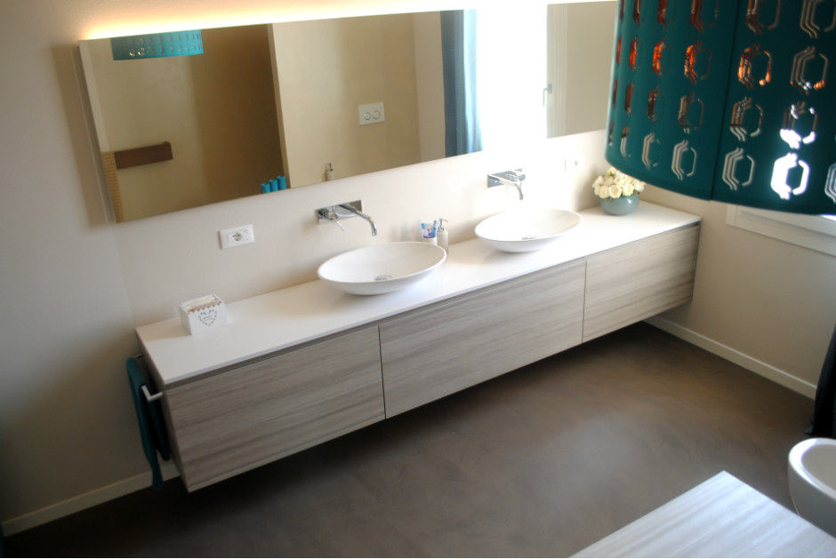 homify Modern bathroom