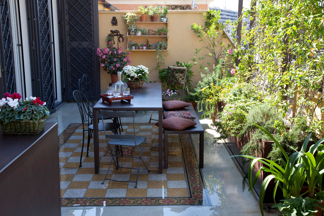 attico con terrazzo, Costa Zanibelli associati Costa Zanibelli associati Modern balcony, veranda & terrace Metal