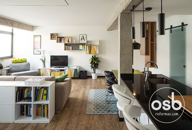 Vista del salón - comedor - cocina. osb arquitectos Comedores de estilo moderno reforma integral,interiorismo,cocina abierta,hormigón visto,piso pequeño,negro,blanco,madera maciza,roble