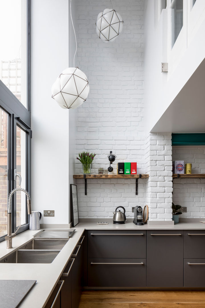 Modern Industrial Kitchen with reclaimed shelves JMdesign مطبخ ذو قطع مدمجة dark grey,kitchen,industrial,exposed brick,reclaimed shelf,pullout tap