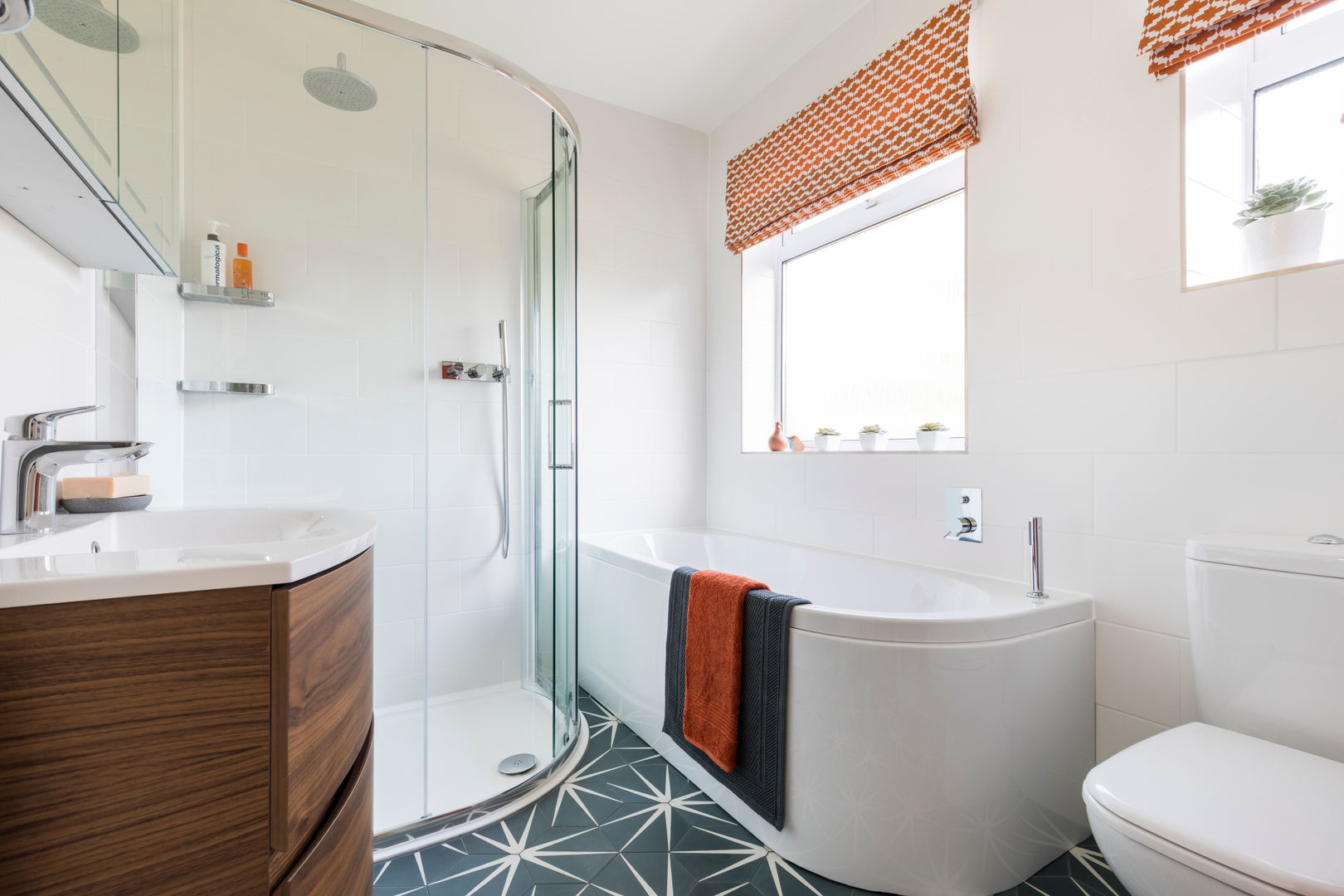 Bromley: Modern Geometric Tiled Bathroom JMdesign Ванна кімната Плитки Ванни та душові