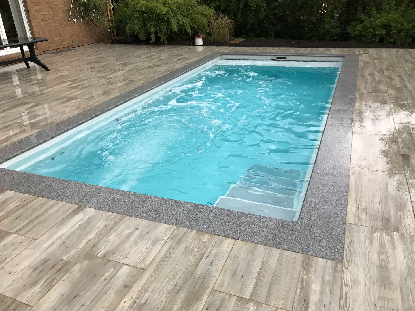 Gestaltung einer Gartenanlage mit einem RivieraPool Ancona Style, GFK-Fertigbecken im Farbton Papyrus, Schwimmbadbau Jens Pauling Dresden Schwimmbadbau Jens Pauling Dresden مسبح حديقة