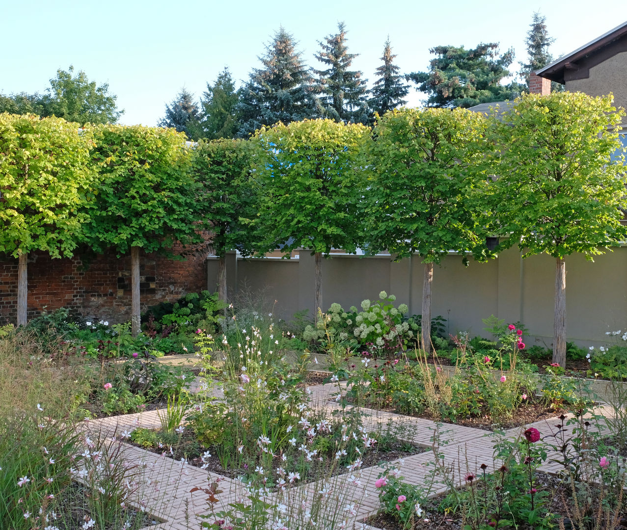 Grundstück Nr. 47 in Perleberg, guba + sgard Landschaftsarchitekten guba + sgard Landschaftsarchitekten Jardines de estilo moderno