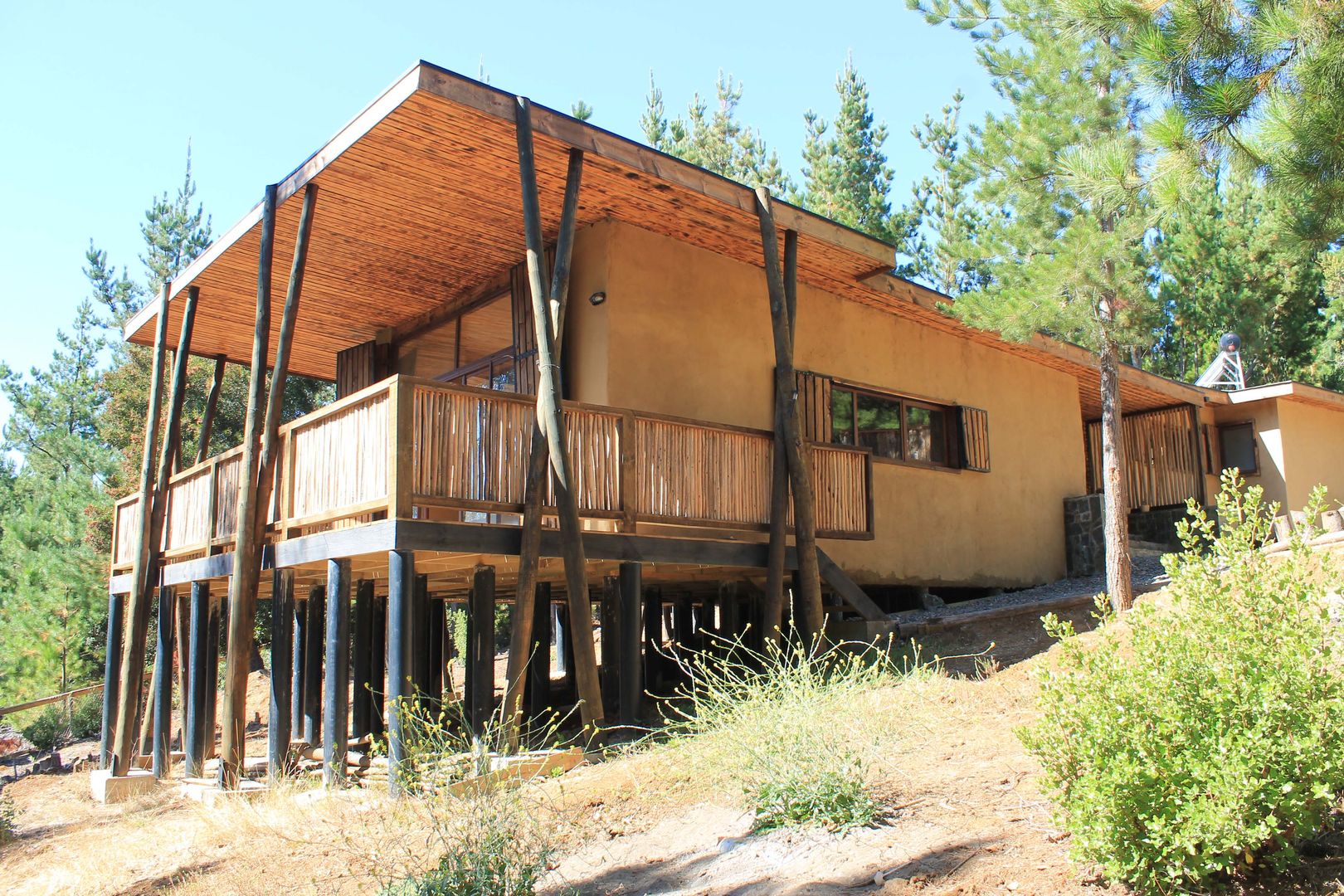 CASA DE FARDOS, FUNDO MILLACO, PICHILEMU, KIMCHE ARQUITECTOS KIMCHE ARQUITECTOS Casas de estilo rústico