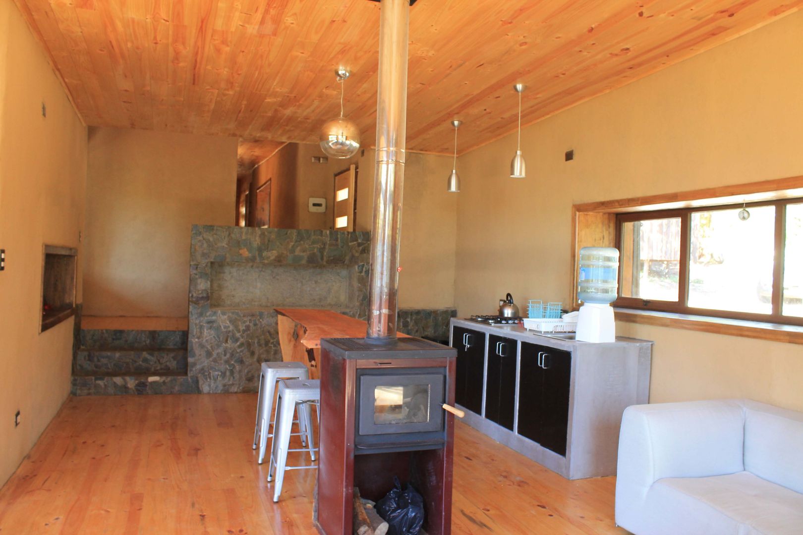 CASA DE FARDOS, FUNDO MILLACO, PICHILEMU, KIMCHE ARQUITECTOS KIMCHE ARQUITECTOS Dining room لکڑی Wood effect