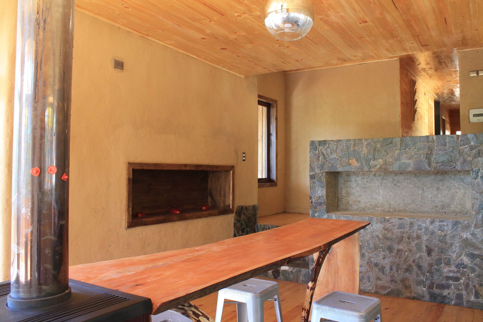 CASA DE FARDOS, FUNDO MILLACO, PICHILEMU, KIMCHE ARQUITECTOS KIMCHE ARQUITECTOS ラスティックデザインの ダイニング 木 木目調