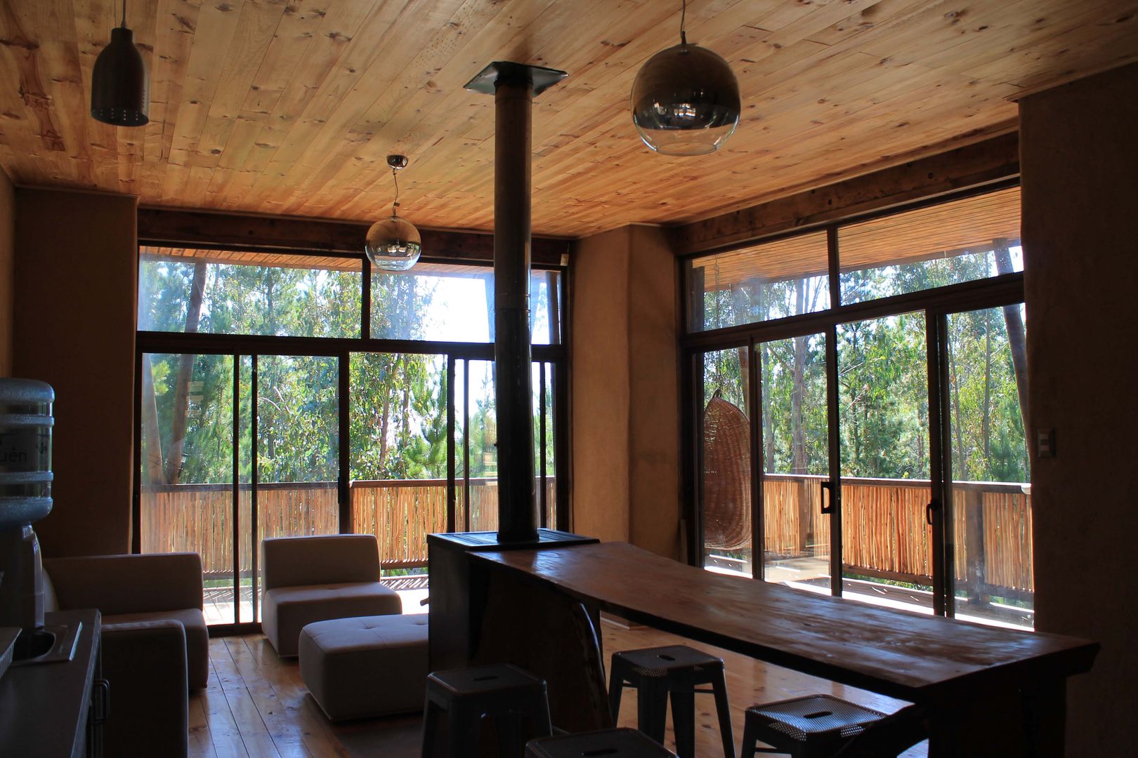 CASA DE FARDOS, FUNDO MILLACO, PICHILEMU, KIMCHE ARQUITECTOS KIMCHE ARQUITECTOS ラスティックデザインの ダイニング 木 木目調