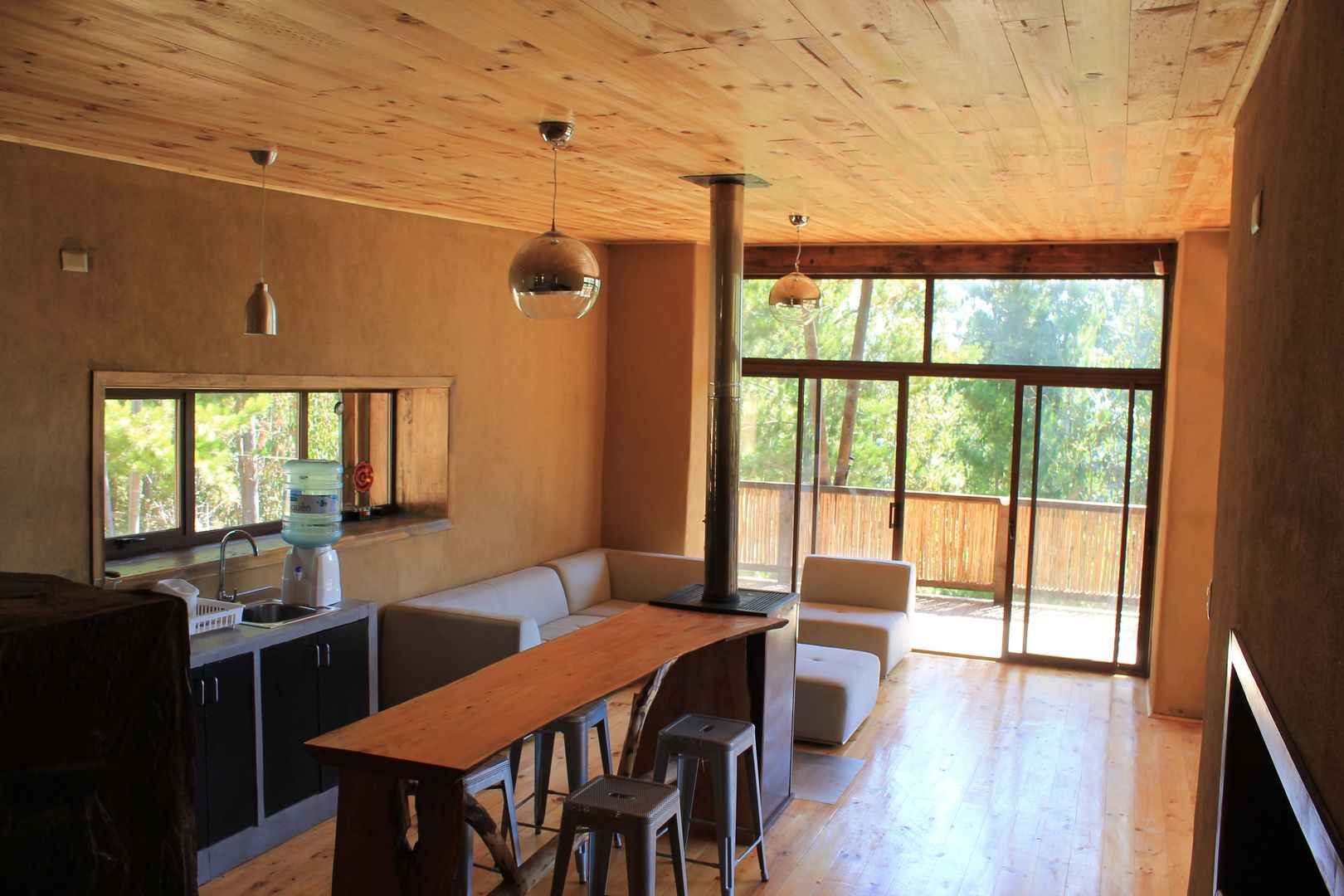 CASA DE FARDOS, FUNDO MILLACO, PICHILEMU, KIMCHE ARQUITECTOS KIMCHE ARQUITECTOS ラスティックデザインの ダイニング 木 木目調