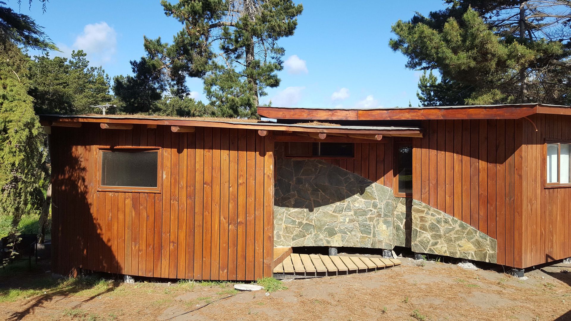 KIMCHE LODGE, CAMINO A CAHUIL, PICHILEMU, KIMCHE ARQUITECTOS KIMCHE ARQUITECTOS Casas de madeira Pedra