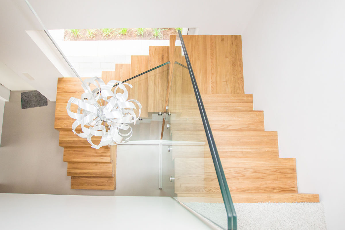 Dreiläufige Podesttreppe in Winkelstufen- Ausführung mit Glasgeländer, Holzmanufaktur Ballert e.K. Holzmanufaktur Ballert e.K. Escaleras