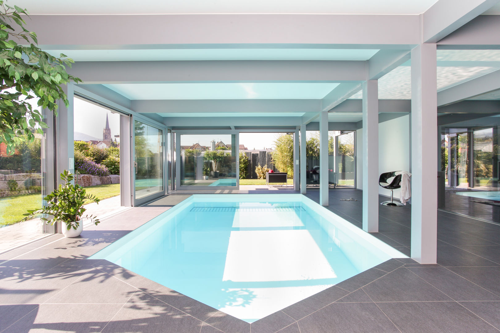 Kundenhaus Friedrichsen - Familienvilla mit Innen-Pool, DAVINCI HAUS GmbH & Co. KG DAVINCI HAUS GmbH & Co. KG Piscinas de estilo moderno