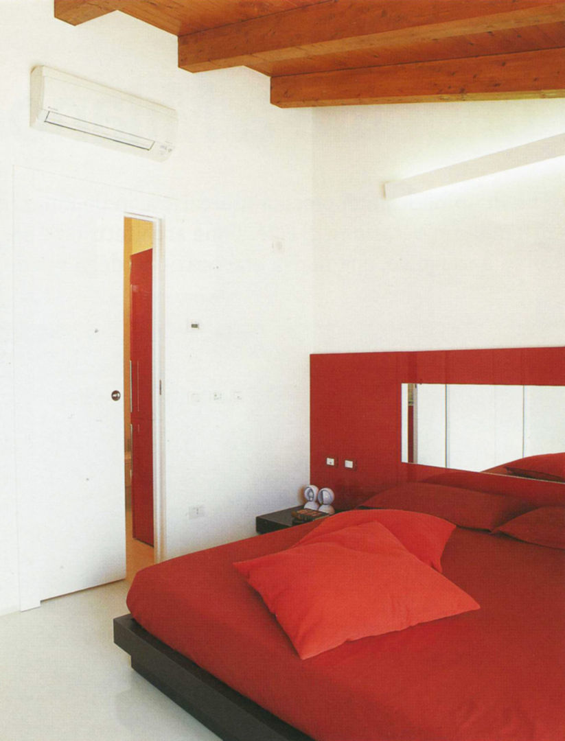 Mansarda Como, DELFINETTIDESIGN DELFINETTIDESIGN Camera da letto moderna Legno Effetto legno