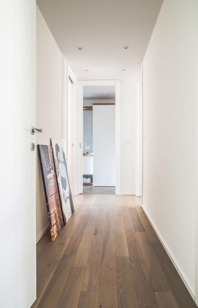 Disimpegno DELFINETTIDESIGN Ingresso, Corridoio & Scale in stile moderno Legno Effetto legno