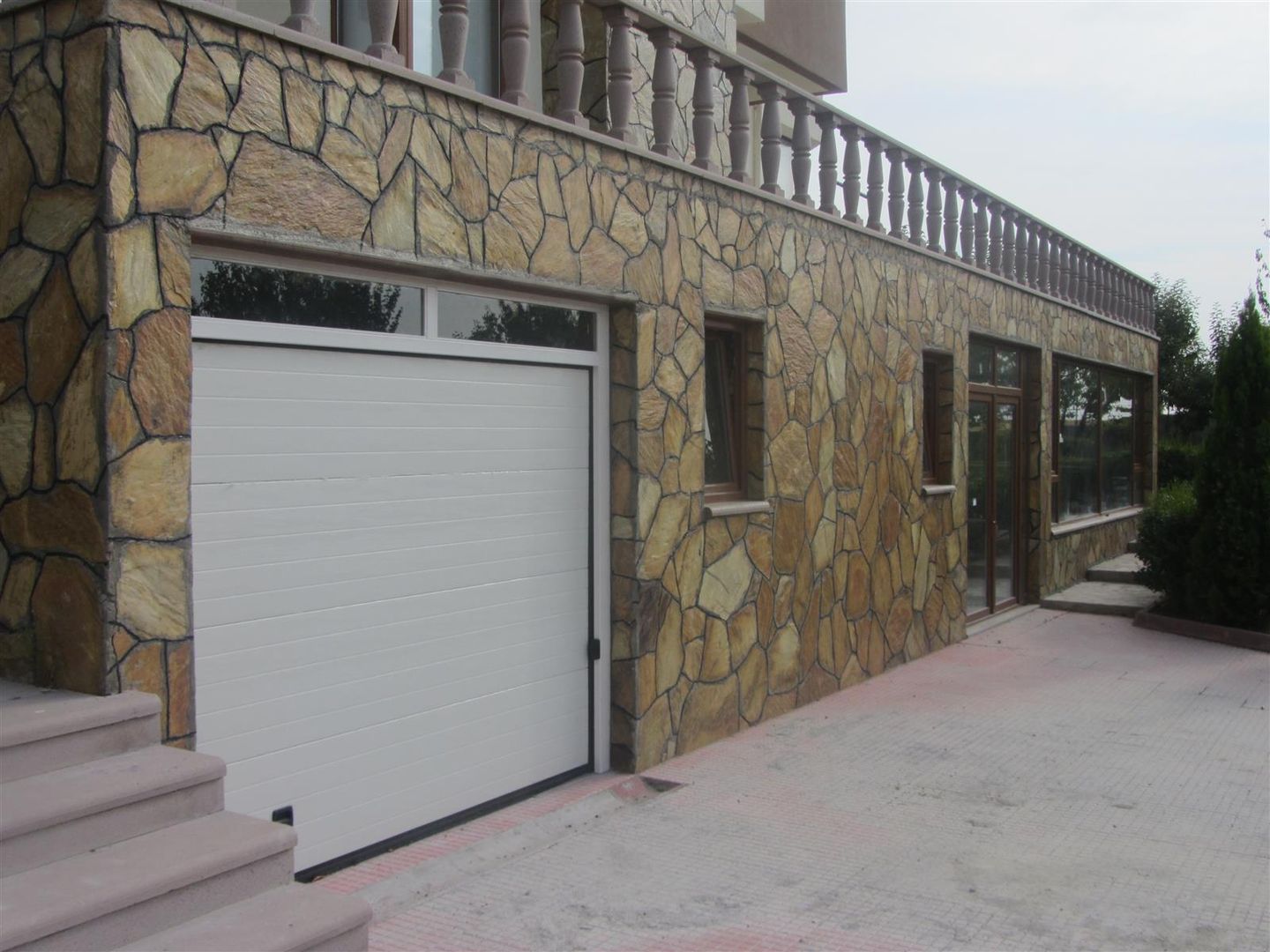 GÖLBAŞI'NDA MUHTEŞEM VİLLA, YALÇIN MİMARLIK & DEKORASYON YALÇIN MİMARLIK & DEKORASYON Garage Doors