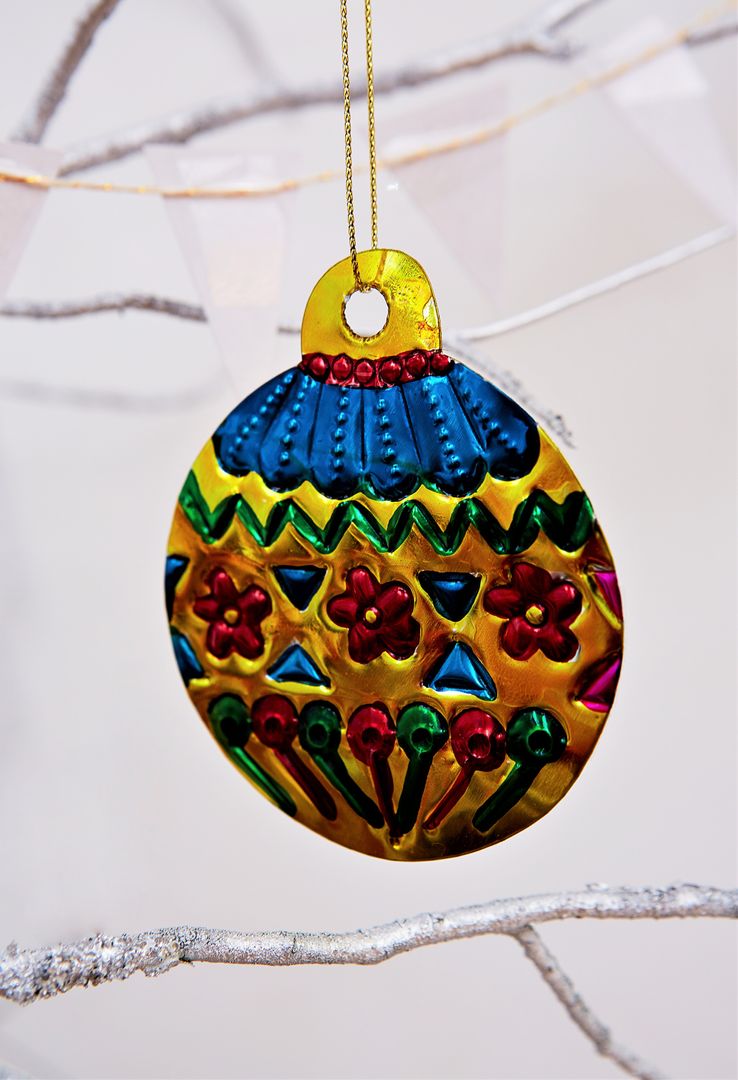 Mexican Tin Bauble Christmas Decoration in Gold Deja Ooh Salas de estilo tropical Metal Accesorios y decoración