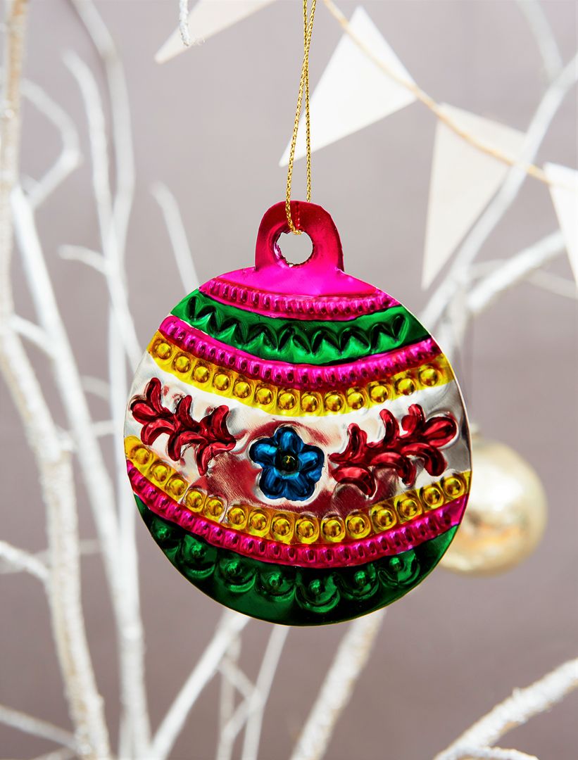 Mexican Tin Bauble Christmas Decoration in pink Deja Ooh 트로피컬 거실 금속 액세서리 & 장식