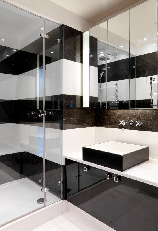 Frameless glass shower to block tiles Ion Glass モダンスタイルの お風呂 ガラス frameless shower