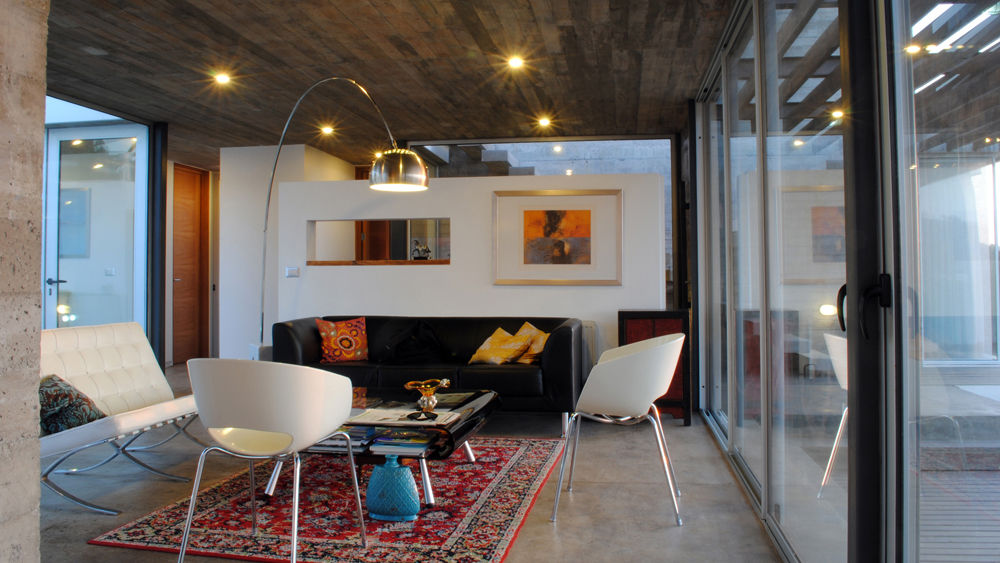 Casa Lomas Blancas, 2712 / asociados 2712 / asociados Mediterranean style living room Concrete
