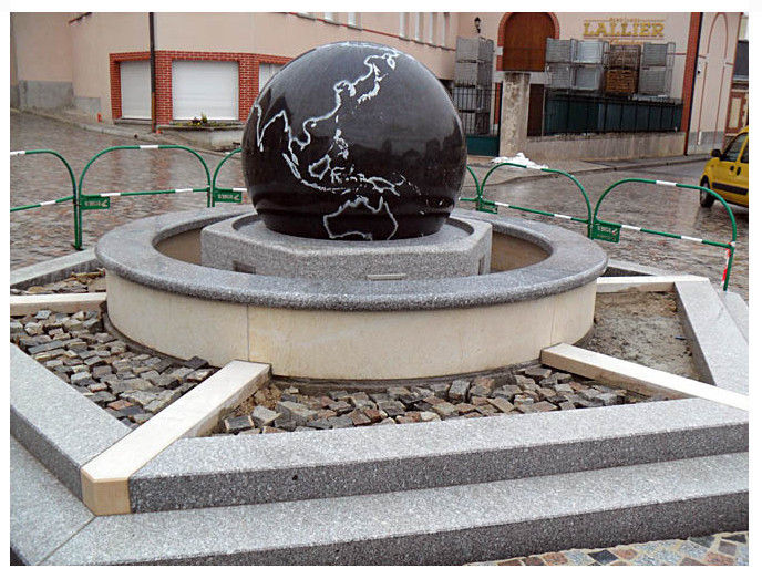 Kugelbrunnen Granit mit schwimmender Kugel, Schwebende Objekte, Manufaktur von Doberstein Manufaktur von Doberstein Powierzchnie handlowe Granit Centra handlowe