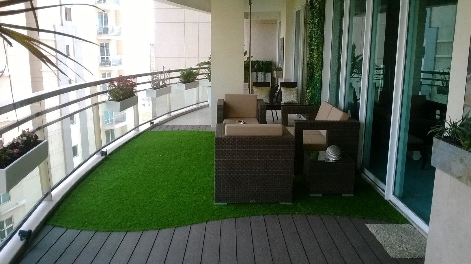 Apartment balcony at Aralias, Grecor Grecor モダンな庭