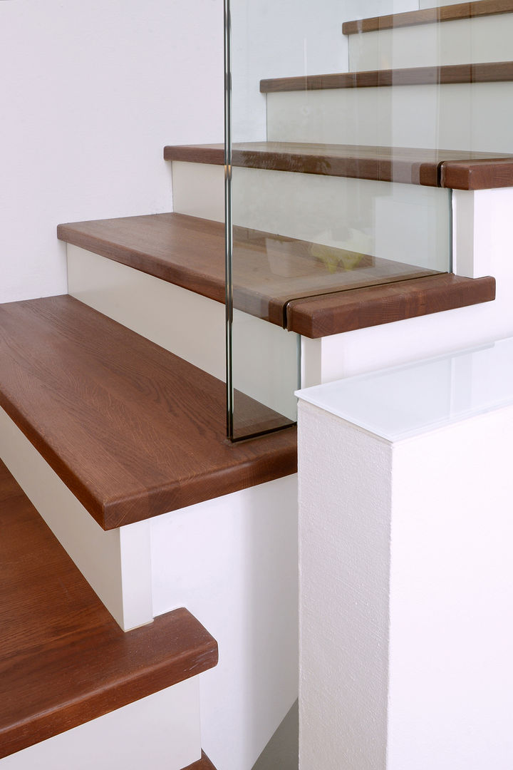 homify Escaleras Madera maciza Multicolor