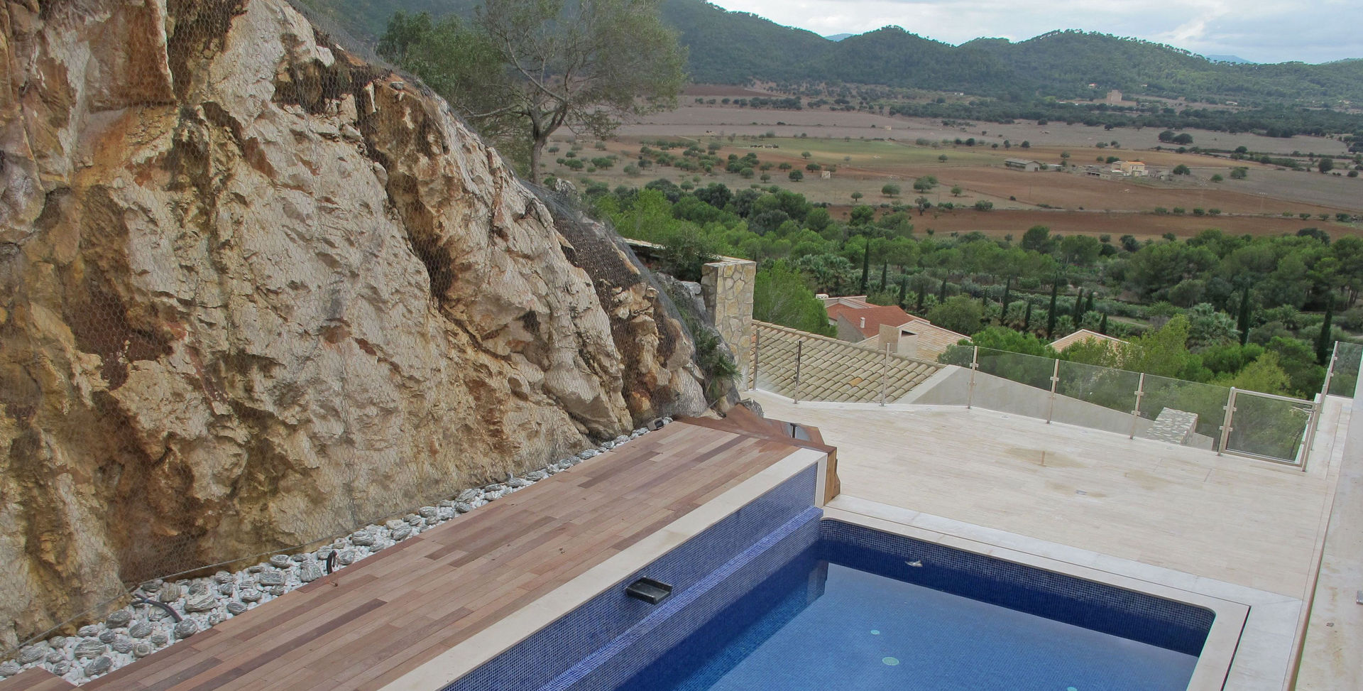 Mediterraner Traum: Villengärten auf Mallorca, guba + sgard Landschaftsarchitekten guba + sgard Landschaftsarchitekten Piscina in stile mediterraneo