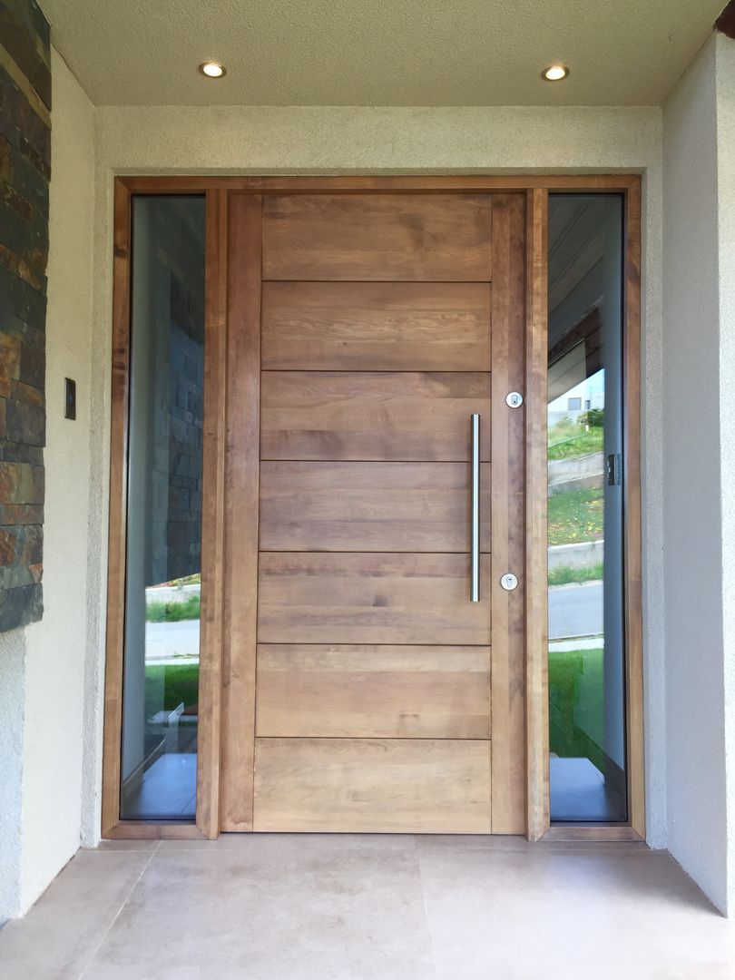 Puerta de Acceso en Lenga de Tierra del Fuego, Rocamadera Spa Rocamadera Spa Front doors Solid Wood Multicolored