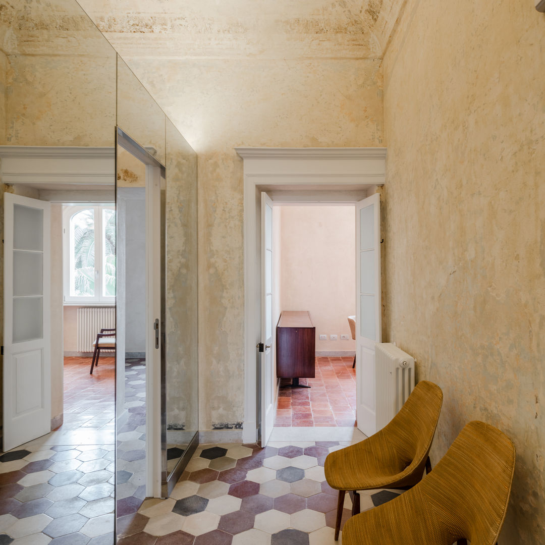 Palazzetto Ottocentesco, Sassari, Officina29_ARCHITETTI Officina29_ARCHITETTI Classic corridor, hallway & stairs