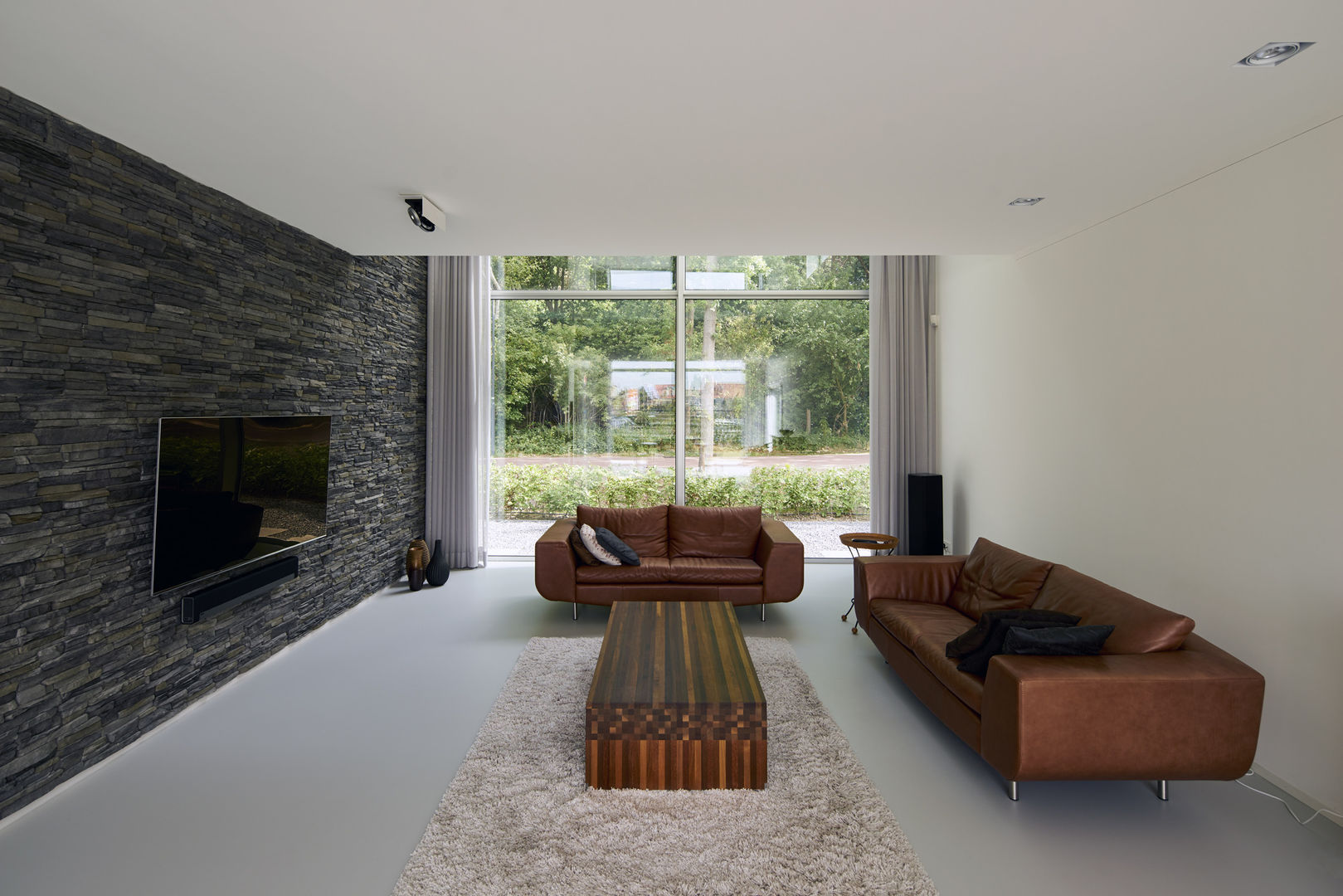 N-house, passende verschijning aan de bosrand van Dorst, Lab32 architecten Lab32 architecten Modern living room