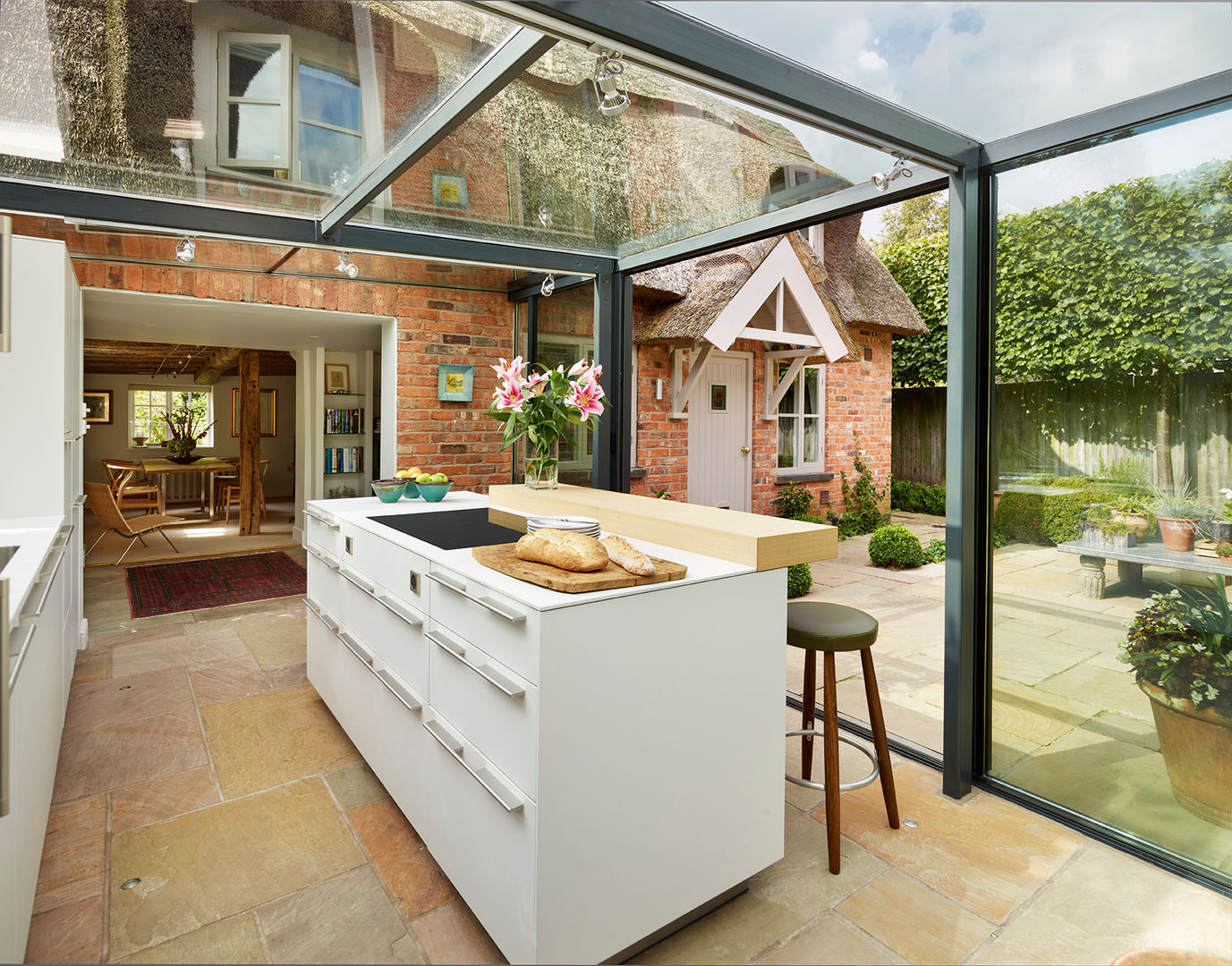 Glass box extension on thatched cottage Kitchen Architecture Wiejska kuchnia kitchen architecture,bulthaup,bulthaup b3,bespoke kitchen,contemporary kitchen,kitchen extension,kitchen island,breakfast bar,white kitchens,thatched cottage,glass box