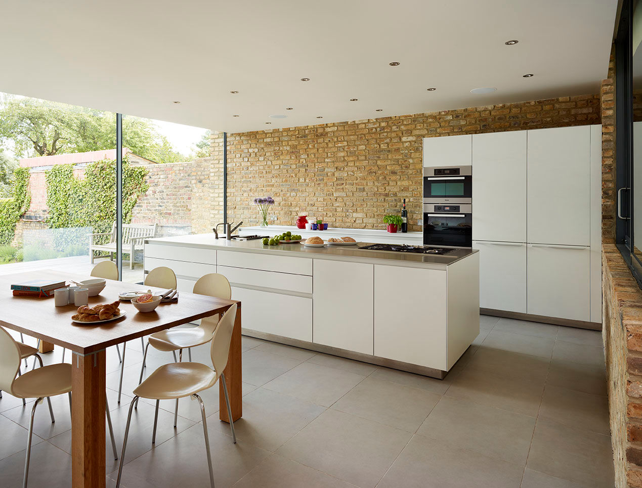 Minimal urban living Kitchen Architecture مطبخ kitchen architecture,bulthaup,bulthaup b3,bespoke kitchen,contemporary kitchen,white kitchen,kitchen island,kitchen dining,integrated kitchen,open plan kitchen,kitchen extension