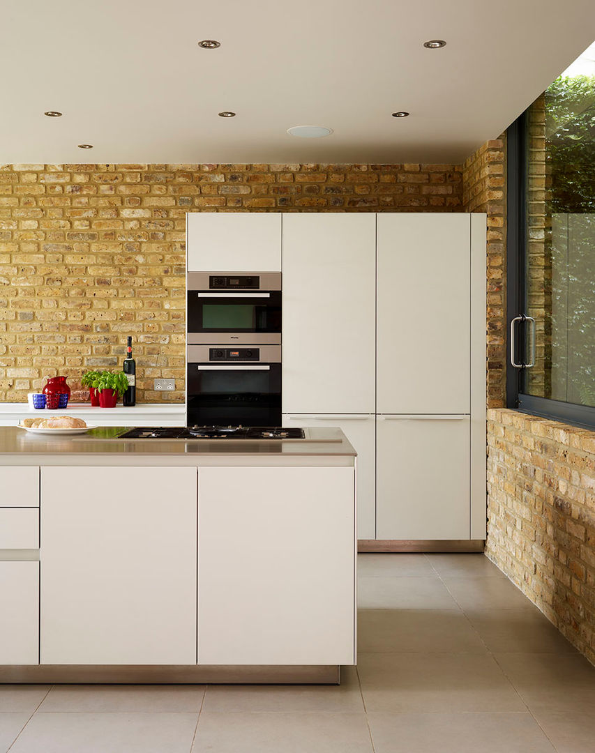 Minimal urban living Kitchen Architecture Cocinas modernas: Ideas, imágenes y decoración kitchen architecture,bulthaup,bulthaup b3,bespoke kitchen,contemporary kitchen,white kitchen,openn plan kitchen,integrated kitchen,kitchenn dining,kitchen extension,glass box