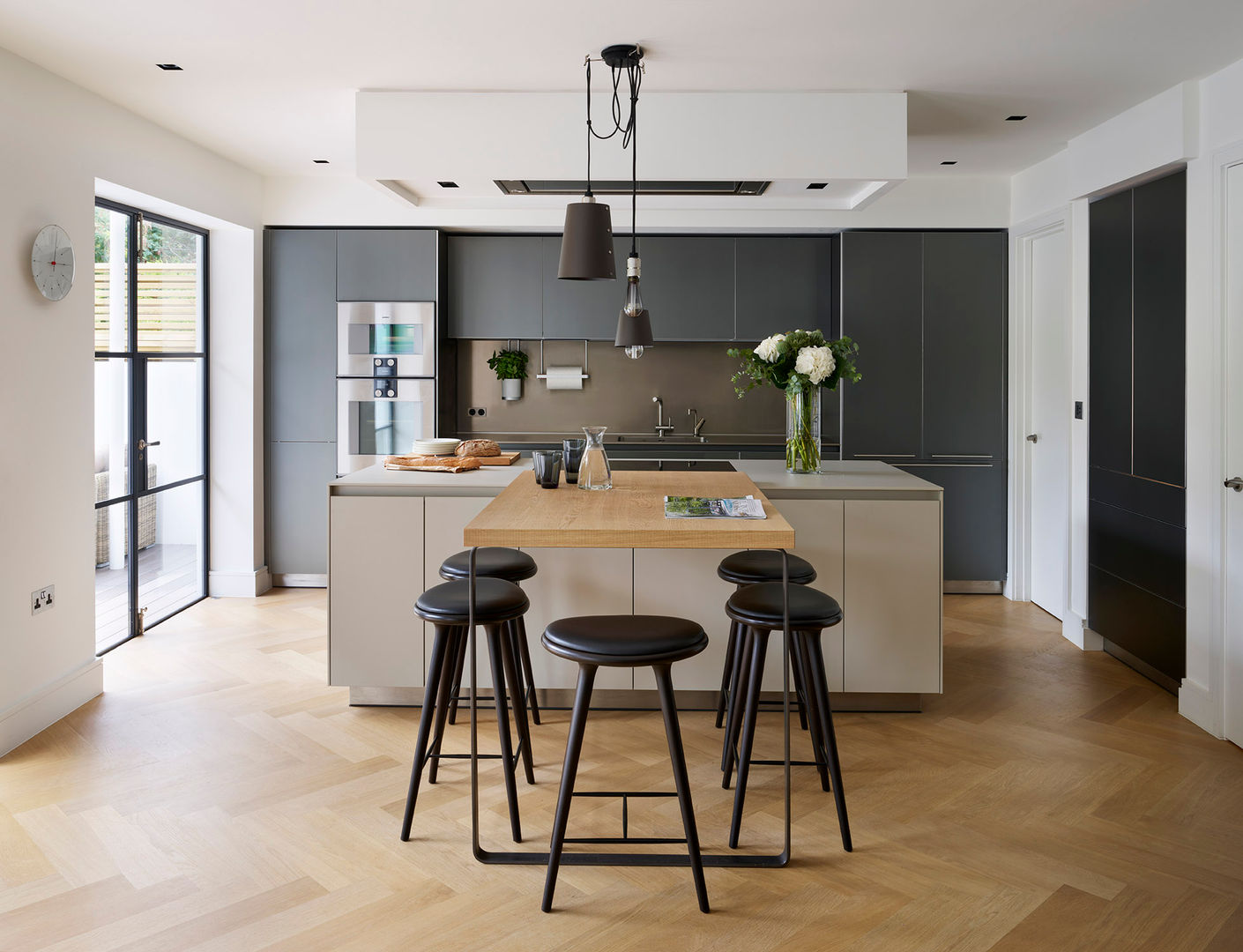 Timeless Living Kitchen Architecture Nowoczesna kuchnia kitchen architecture,bulthaup,bulthaup b3,bespoke kitchen,contemporary kitchen,open plan,open plan kitchen,kitchen island,breakfast bar,integrated kitchen,gagganau,sociable living