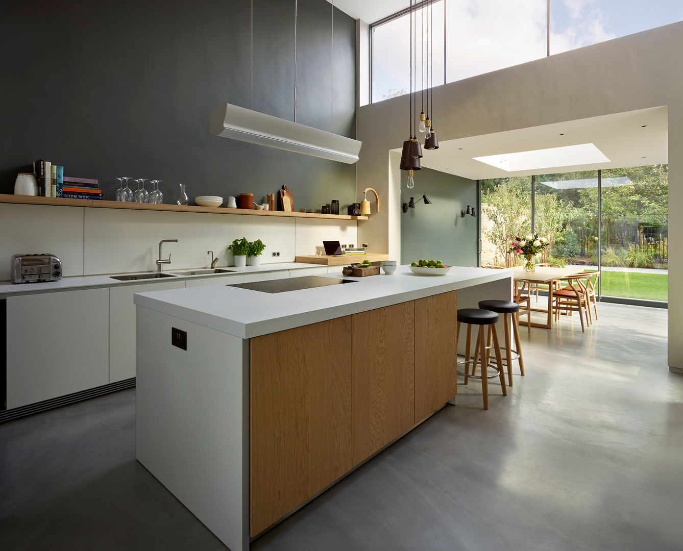 Light-filled family home Kitchen Architecture Moderne Küchen kitchen architecture,bulthaup,bulthaup b3,bulthaup b1,bespoke kitchen,contemporary kitchen,open plan kitchen,integrated kitchen,kitchen island,breakfast bar,kitchen dining,skylight