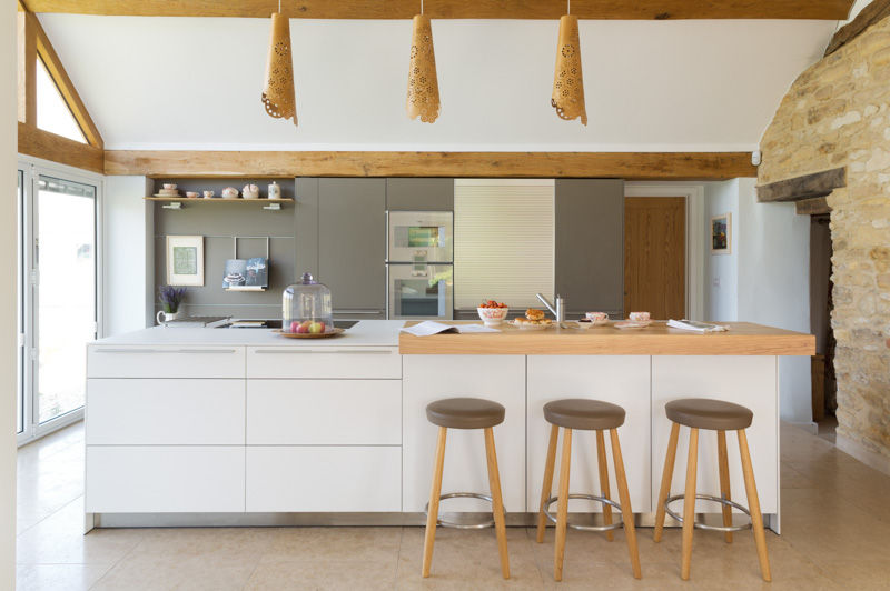 Thatched cottage Kitchen Architecture Cocinas de estilo moderno kitchen architecture,bulthaup,bulthaup b3,bespoke kitchen,contemporary kitchen,kitchen island,breakfast bar,thatched cottage