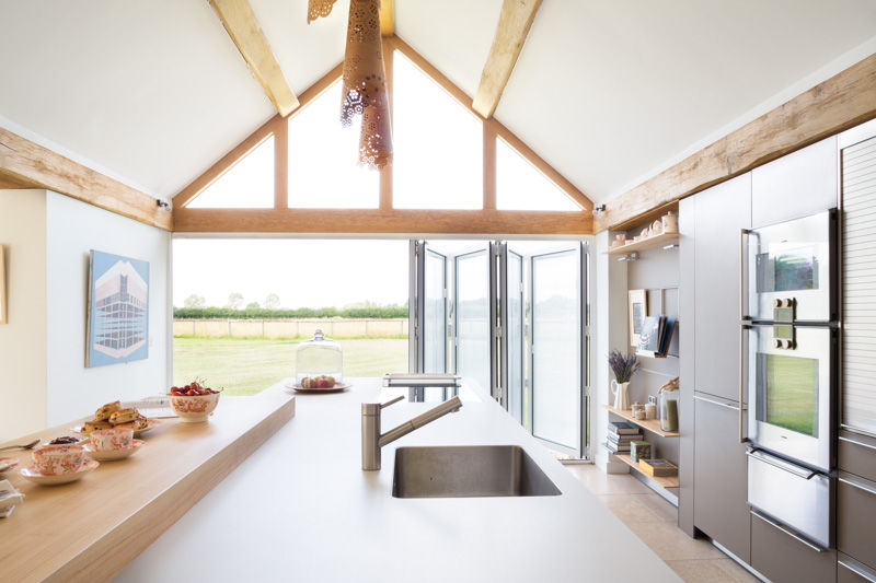 Thatched cottage Kitchen Architecture Cocinas de estilo moderno kitchen architecture,bulthaup,bulthaup b3,bespoke kitchen,contemporary kitchen,white kitchen,open plan kitchen,thatched cottage,indoor outdoor