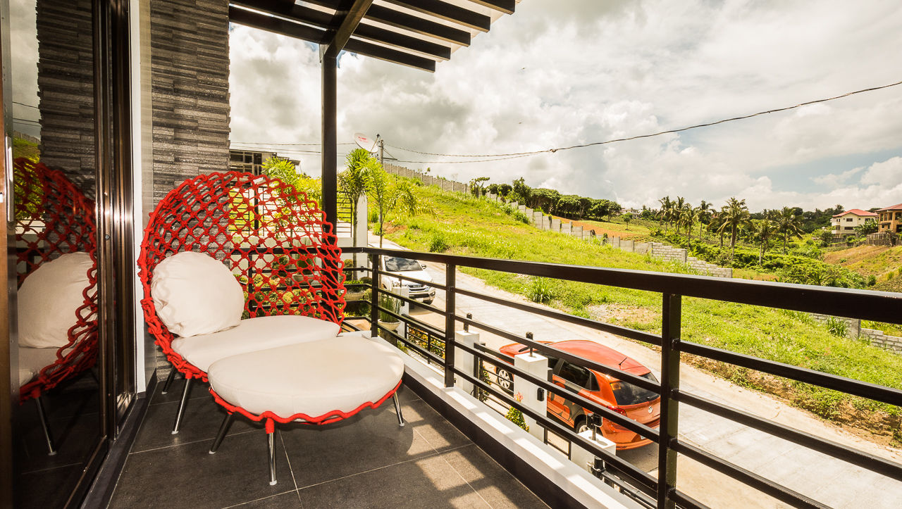 Tagaytay Southridge Estates, TG Designing Corner TG Designing Corner Balkon, Beranda & Teras Modern