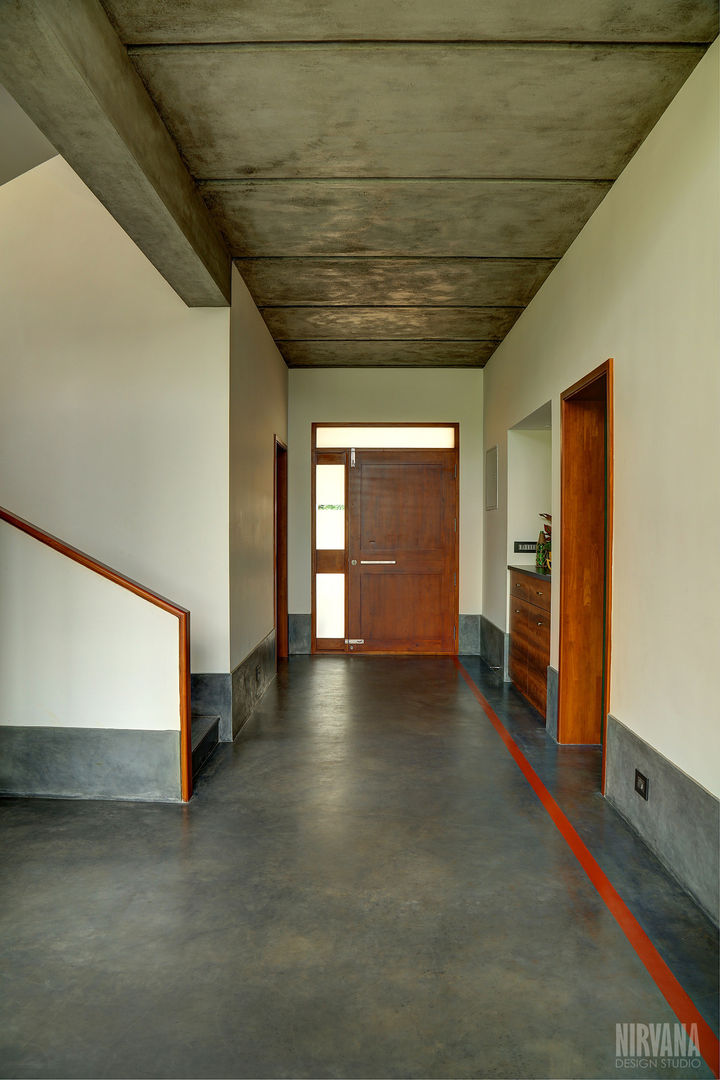 Tropical home 1, Studio Nirvana Studio Nirvana Tropical style corridor, hallway & stairs