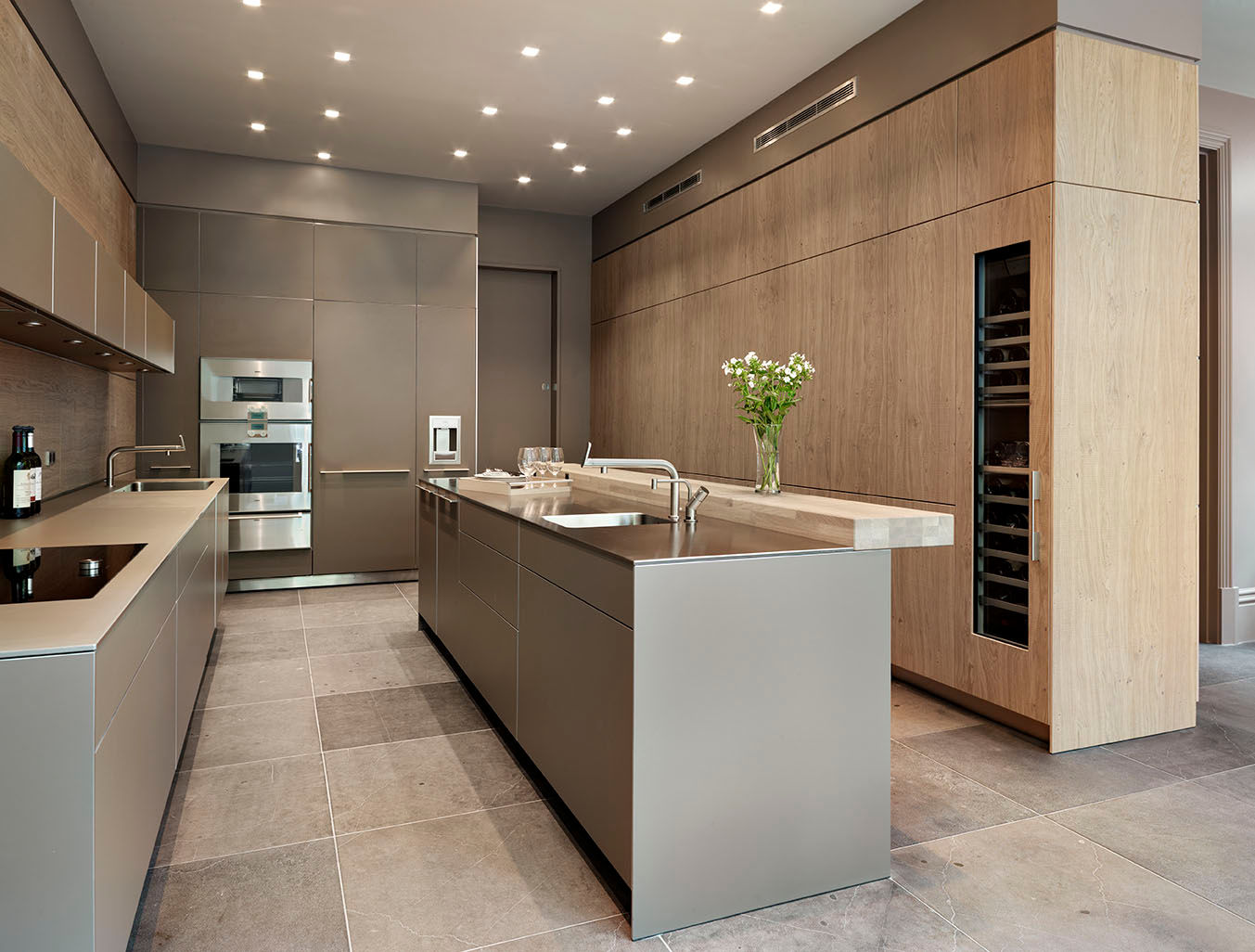 Grand dining Kitchen Architecture Cocinas de estilo moderno kitchen architecture,bulthaup,bulthaup b3,bespoke kitchen,contemporary kitchen,kitchen island,breakfast bar,integrated kitchen,integrated appliance,wine cooler,gagganau,sociable living