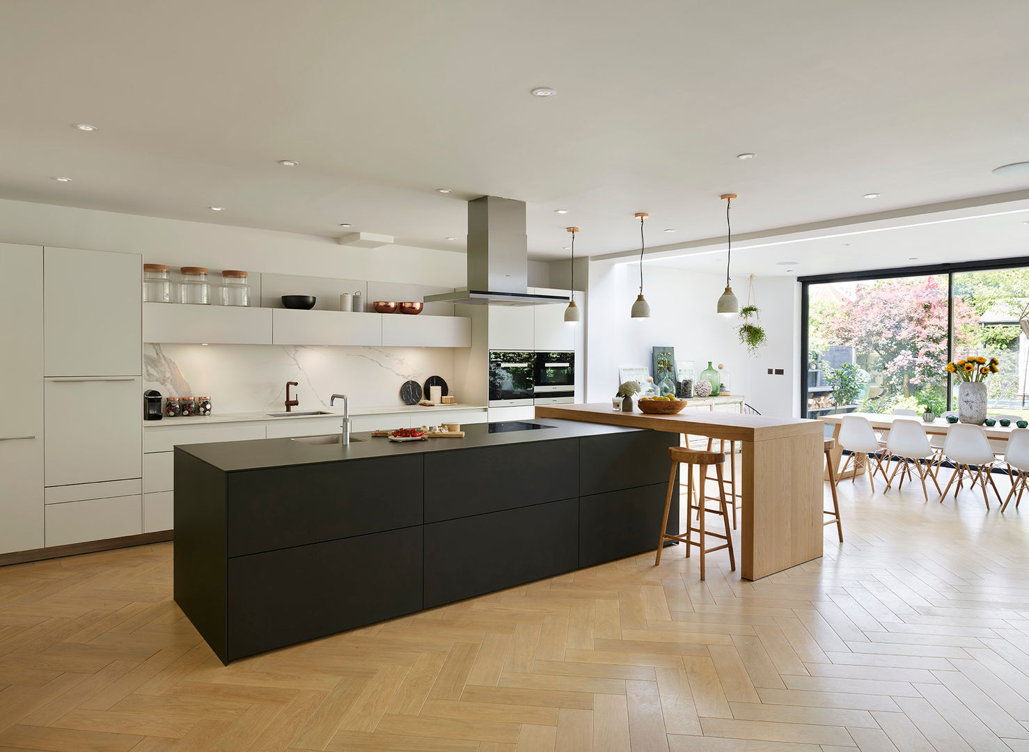 Combined elegance Kitchen Architecture Cocinas modernas kitchen architecture,bulthaup,bulthaup b3,bespoke kitchen,contemporary kitchen,kitchen island,breakfast bar,contrasting tones,white kitchen,kitchen dining,integrated kitchen,open plan kitchjen