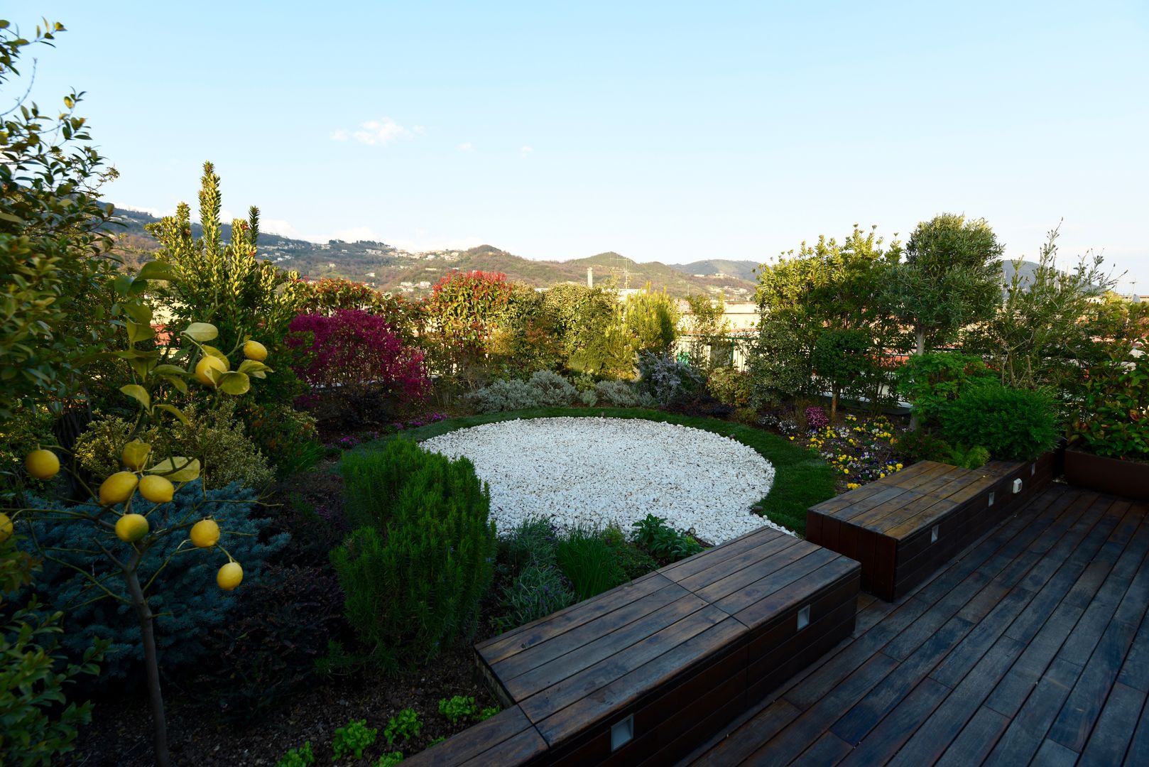 UN GIARDINO ITALIANO - PENSILE CON SORPRESA, emilio coppola architetto emilio coppola architetto Modern terrace