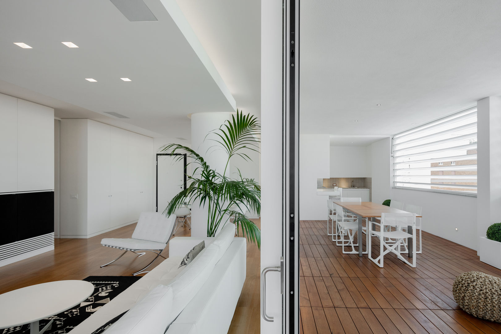 Modern penthouse | Attico moderno Shades of white and teak, DomECO DomECO Modern living room Solid Wood Multicolored