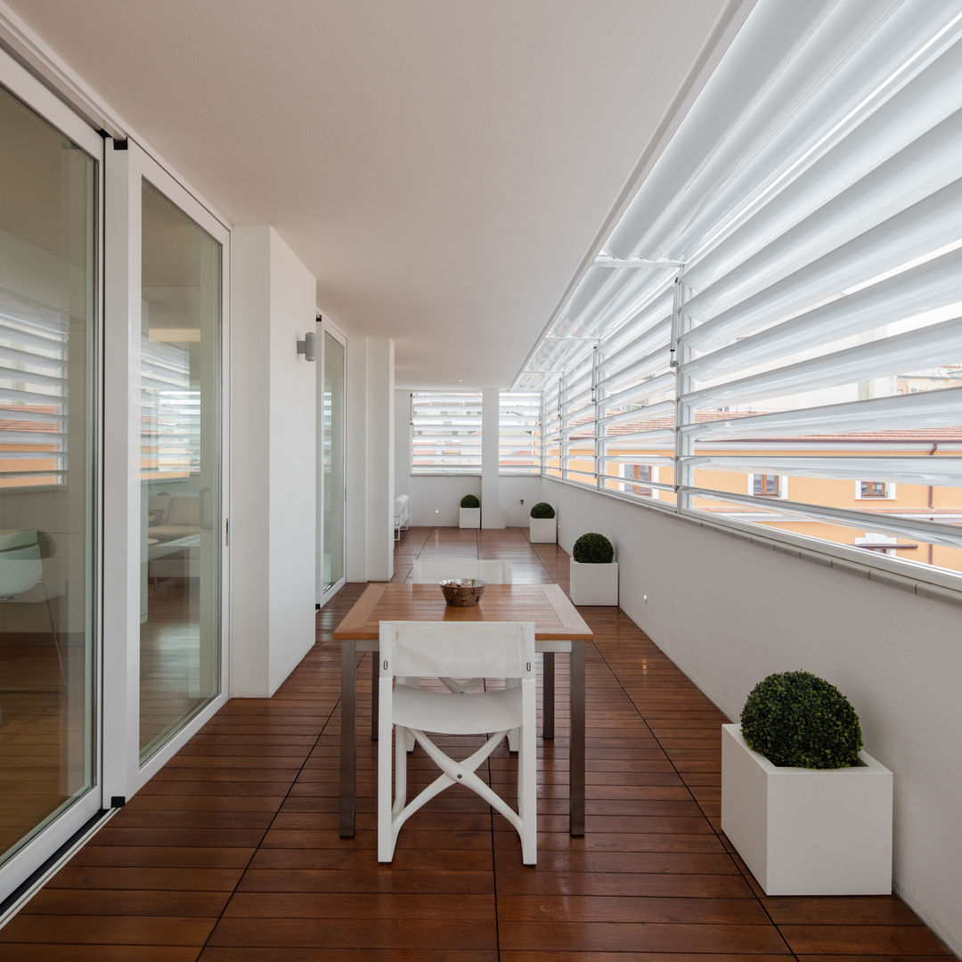 Modern penthouse | Attico moderno Shades of white and teak, DomECO DomECO Modern balcony, veranda & terrace Solid Wood Multicolored