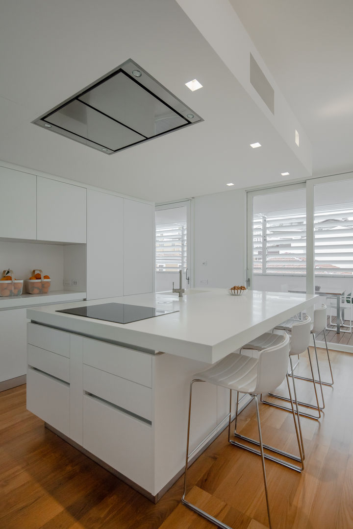 Modern penthouse | Attico moderno Shades of white and teak, DomECO DomECO Built-in kitchens Solid Wood Multicolored