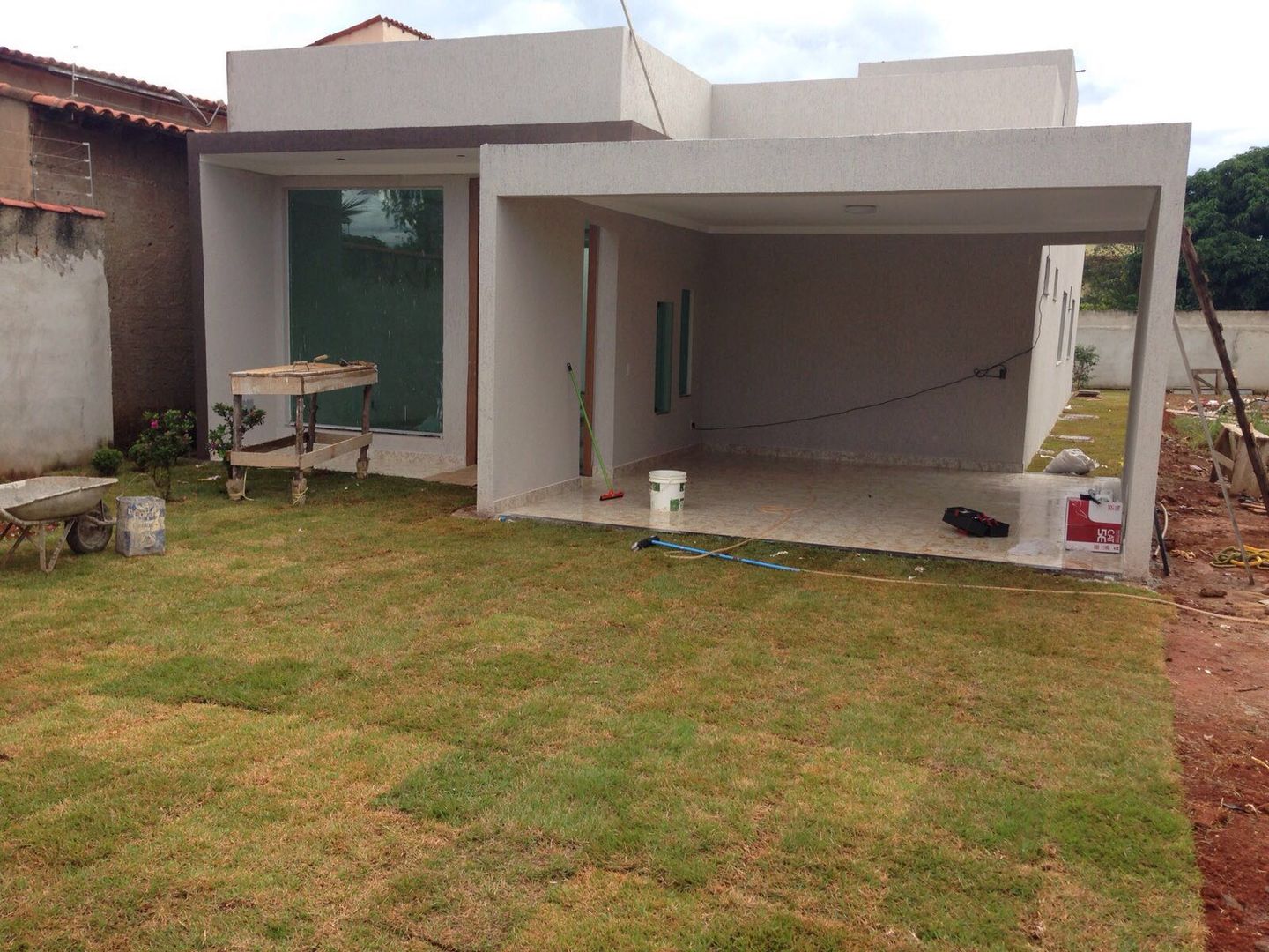 Projeto e Construção de Arquitetura de Residencia na Ponte Alta, Gama - DF., Rudini Rodarte Arquitetura e Construção Rudini Rodarte Arquitetura e Construção Terrace house