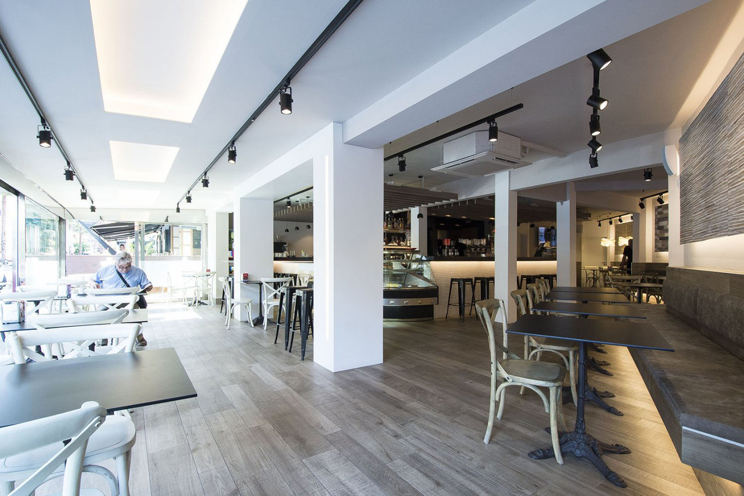 Proyecto lumínico Bar-Cafetería Chapeau, Luxiform Iluminación Luxiform Iluminación Powierzchnie handlowe Bary i kluby